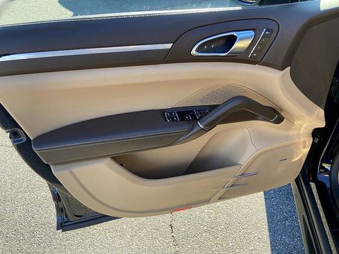 Used 2018 Porsche Cayenne GTS image 9