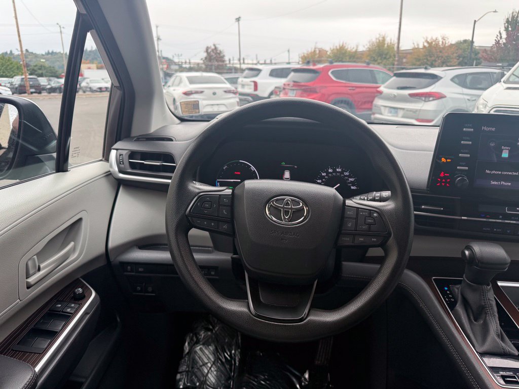 Used 2024 Toyota Sienna LE FWD image 19