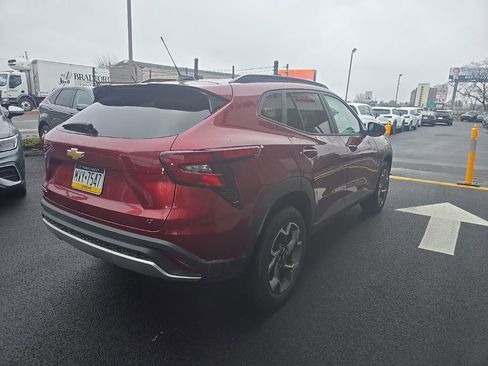 Used 2025 Chevrolet Trax LT w/ LT Convenience Package image 3