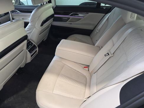 Used 2019 BMW 750i w/ Executive Package image 5