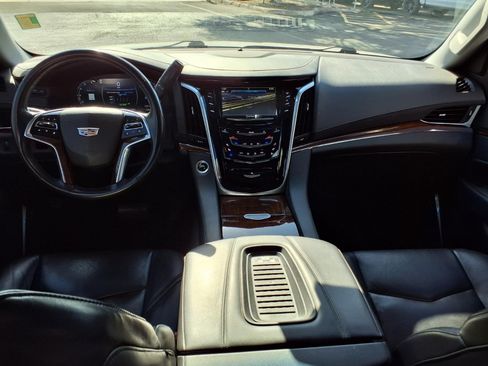 Used 2020 Cadillac Escalade Luxury RWD image 12