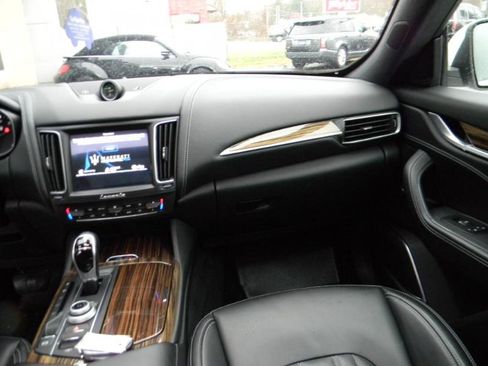 Used 2017 Maserati Levante w/ Luxury Package image 18