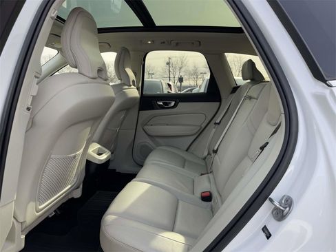 Used 2023 Volvo XC60 B5 Plus image 9