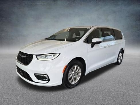 Used 2023 Chrysler Pacifica Touring-L image 12