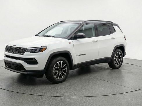 Used 2025 Jeep Compass Trailhawk AWD/4WD image 3