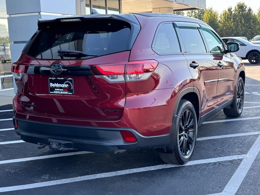 Used 2019 Toyota Highlander SE w/ Nightshade Edition AWD/4WD image 4