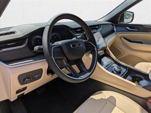 New 2025 Jeep Grand Cherokee Limited image 3
