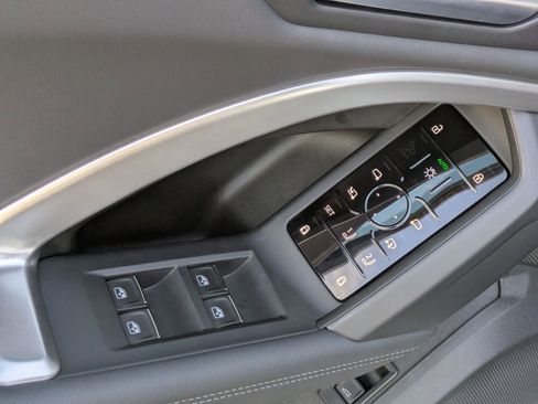 Used 2025 Audi Q5 Premium w/ Convenience Package image 10