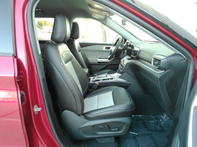 Used 2023 Ford Explorer XLT w/ Equipment Group 202A AWD/4WD image 19