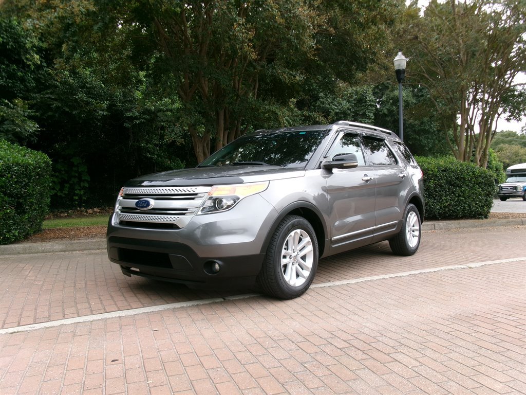 Used 2011 Ford Explorer XLT w/ 202A Rapid Spec Order Code FWD image 2
