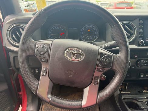 Used 2022 Toyota Tacoma TRD Off-Road AWD/4WD image 12