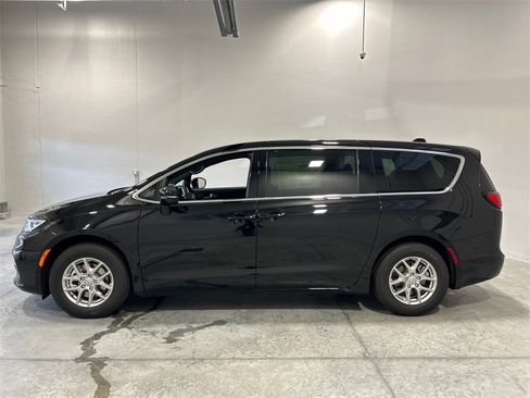 New 2025 Chrysler Pacifica Select image 9