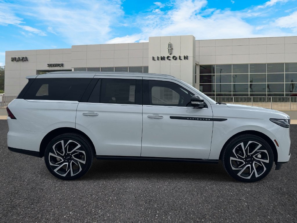 New 2026 Lincoln Navigator Black Label AWD/4WD image 2
