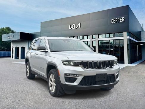 Used 2022 Jeep Grand Cherokee Limited w/ Luxury Tech Group II image 2