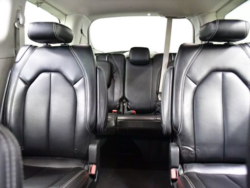 Used 2023 Chrysler Pacifica Touring-L FWD image 14
