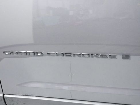 New 2025 Jeep Grand Cherokee Limited w/ Black Appearance Package image 18