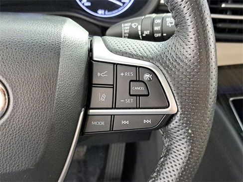 Used 2022 Toyota Sienna Limited image 25