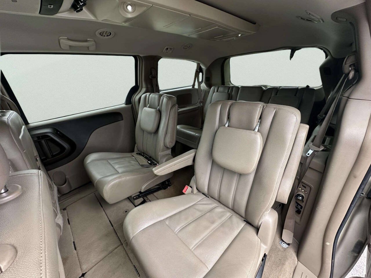 Used 2014 Chrysler Town & Country Touring FWD image 15