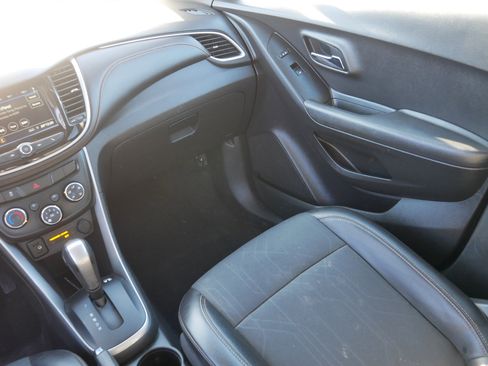 Used 2019 Chevrolet Trax LT w/ LT Convenience Package image 11
