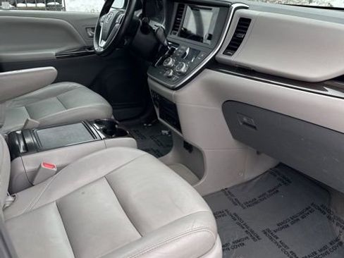 Used 2015 Toyota Sienna AWD image 28