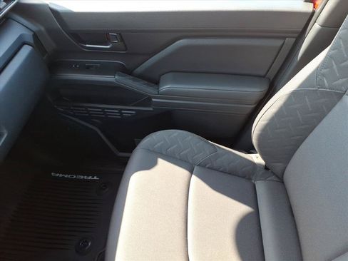 Used 2025 Toyota Tacoma SR AWD/4WD image 35