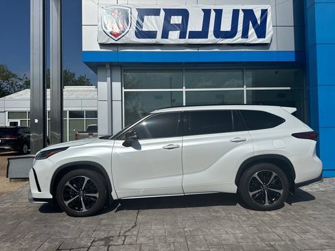Used 2022 Toyota Highlander XSE FWD image 1