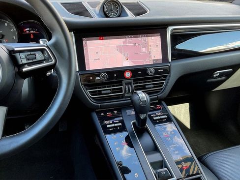 Used 2022 Porsche Macan Base image 9