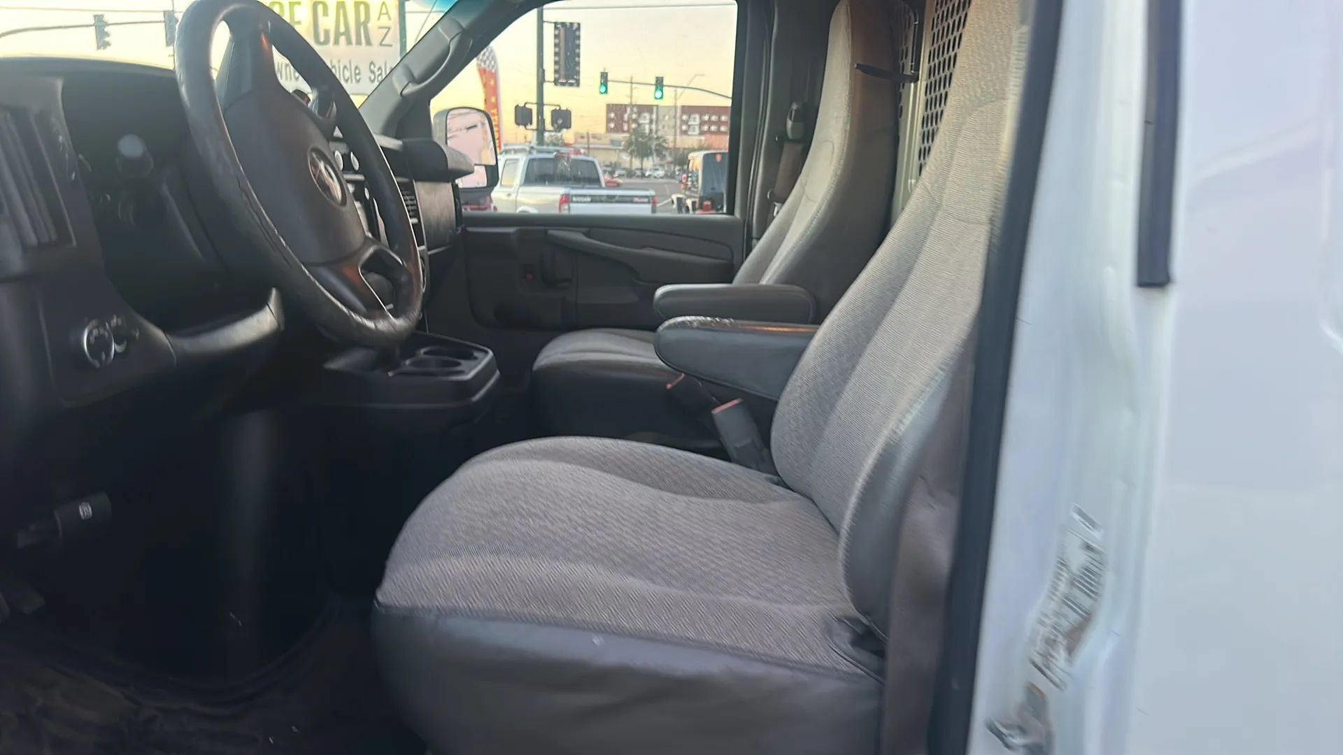 Used 2010 Chevrolet Express 2500 RWD image 2