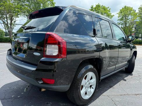 Used 2017 Jeep Compass Latitude FWD image 3
