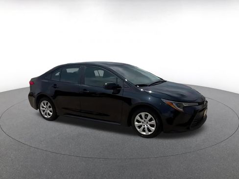 Used 2025 Toyota Corolla LE FWD image 2