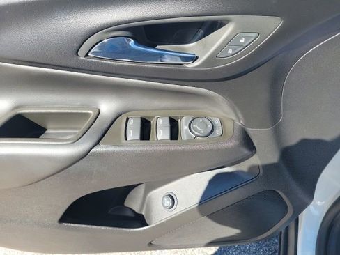 Used 2023 Chevrolet Equinox LT image 32