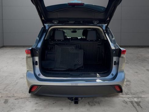 Used 2022 Toyota Highlander XLE AWD/4WD image 19