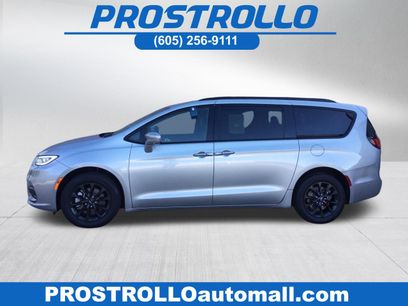 Used 2021 Chrysler Pacifica Limited w/ Uconnect Theater Family Group