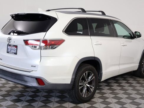 Used 2016 Toyota Highlander XLE image 3