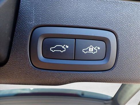 Used 2022 Volvo XC60 B5 Momentum image 9