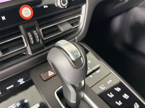 Certified 2026 Porsche Macan AWD/4WD image 34