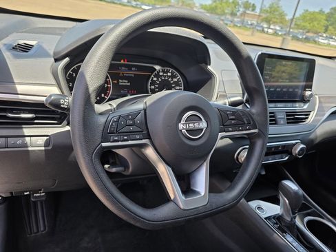 Used 2024 Nissan Altima 2.5 SV FWD image 12
