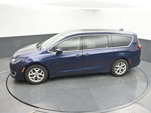 Used 2017 Chrysler Pacifica Touring Plus w/ Tire & Wheel Group FWD image 17