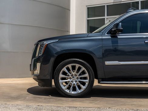 Used 2019 Cadillac Escalade Luxury AWD/4WD image 14