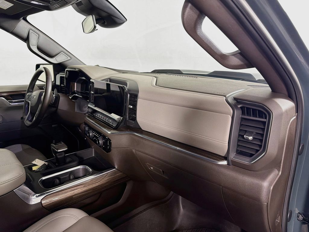 Used 2025 Chevrolet Silverado 1500 LT Trail Boss w/ Convenience Package II AWD/4WD image 26