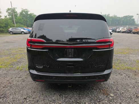 Used 2021 Chrysler Pacifica Limited w/ Uconnect Theater Family Group AWD/4WD image 4