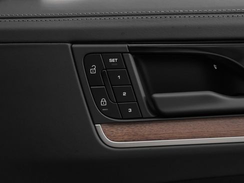 Certified 2025 Porsche Cayenne image 18