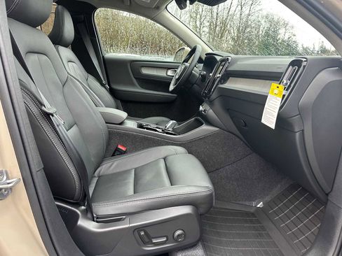 Used 2025 Volvo XC40 B5 Ultra w/ Climate Package image 10