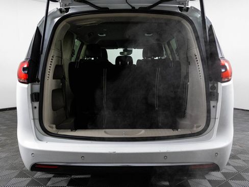 Used 2023 Chrysler Pacifica Touring-L image 32