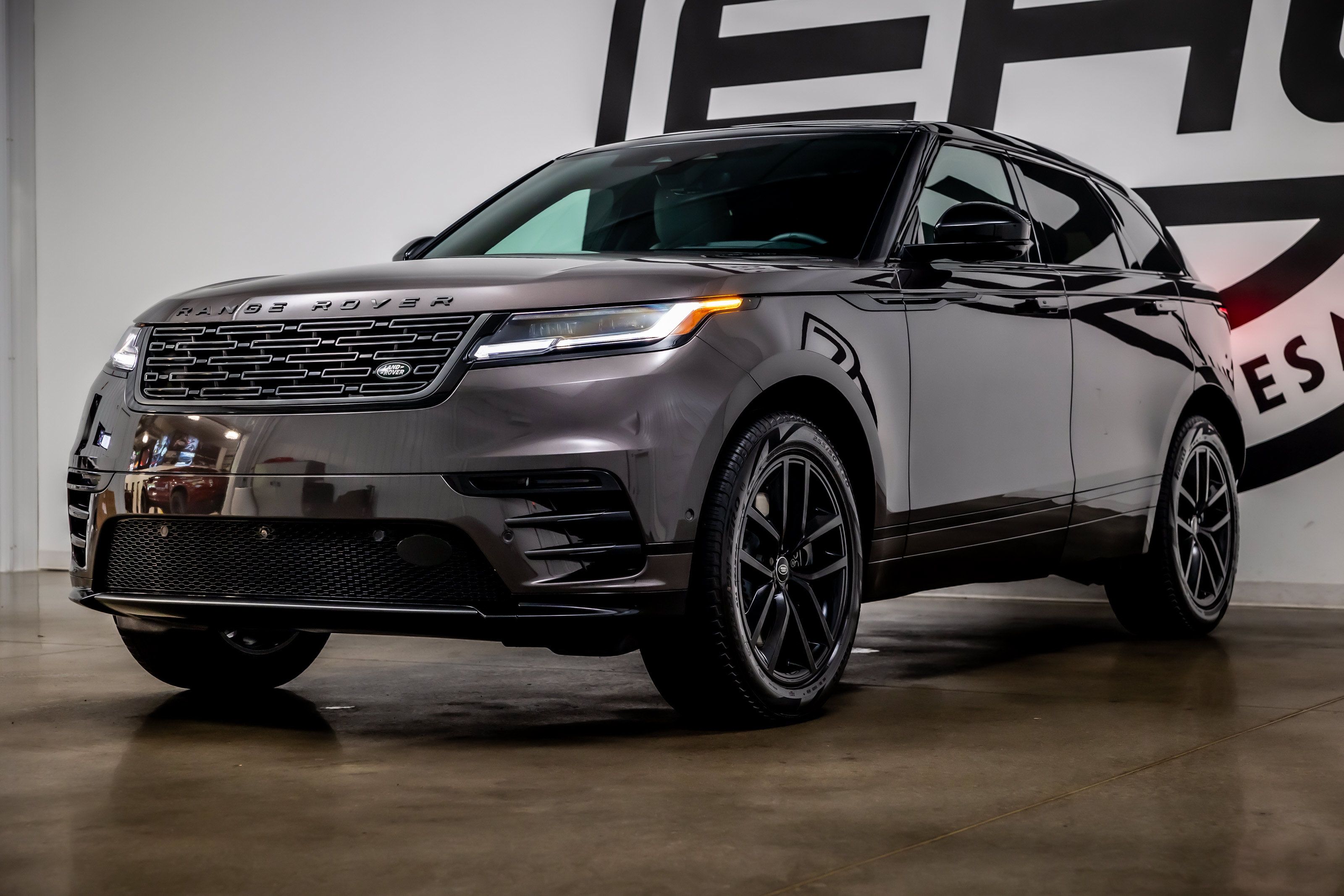 Used 2026 Land Rover Range Rover Velar Dynamic SE AWD/4WD image 27