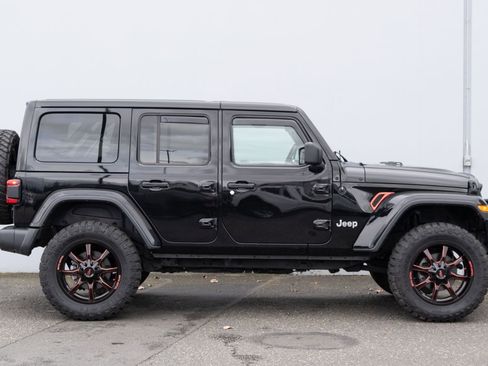 Used 2018 Jeep Wrangler Unlimited Sahara w/ Uconnect 4C Nav & Sound Group image 26