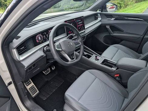 Used 2026 Volkswagen Tiguan SE R-Line FWD image 13