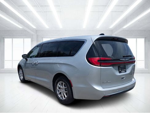 Used 2024 Chrysler Pacifica Touring-L FWD image 5