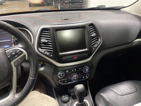 Used 2016 Jeep Cherokee Trailhawk w/ Comfort/Convenience Group AWD/4WD image 30
