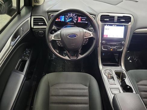 Used 2017 Ford Fusion SE w/ Fusion SE Technology Package image 11